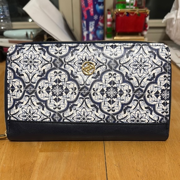 Adrienne Vittadini Blue and White Clutch with Intricate Design - Picture 3 of 7